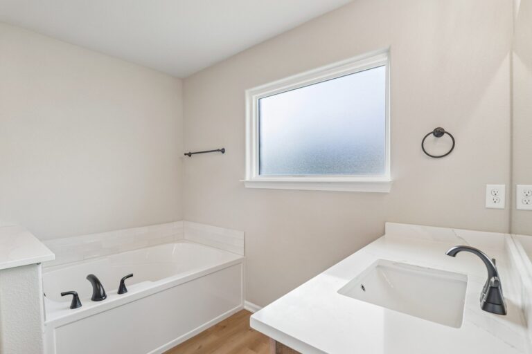 21-web-or-mls-S Hall St-S3008-021