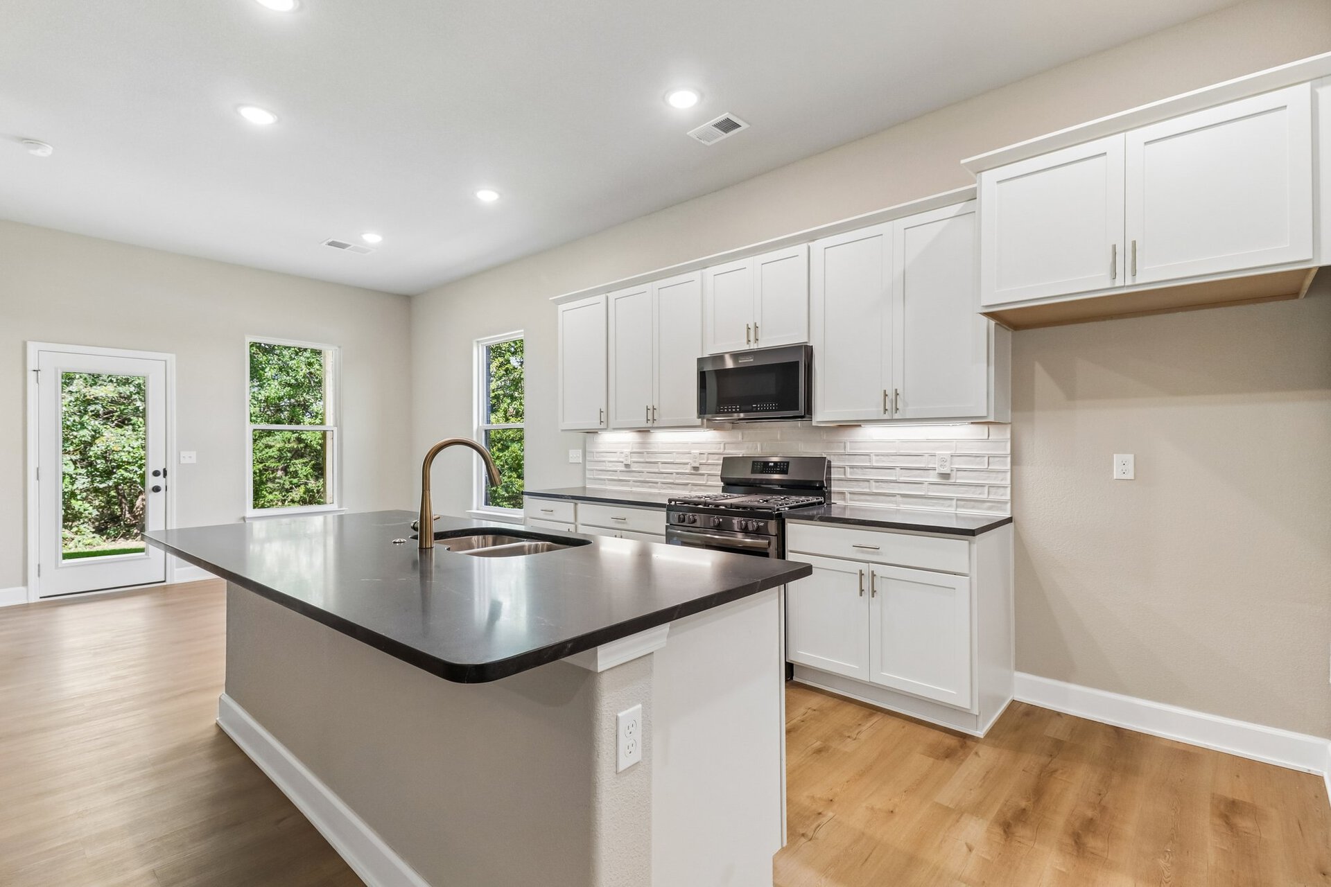 15-web-or-mls-W 87th St-S0609-015